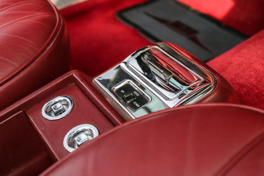Детали интерьера Rolls-Royce Corniche Cabriolet 1981 года  (фото 19 из 36)